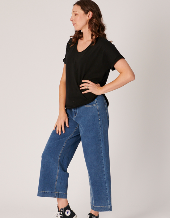 V-Neck Curve Hem Tee-Black