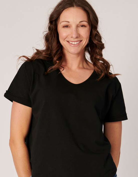 V-Neck Curve Hem Tee-Black