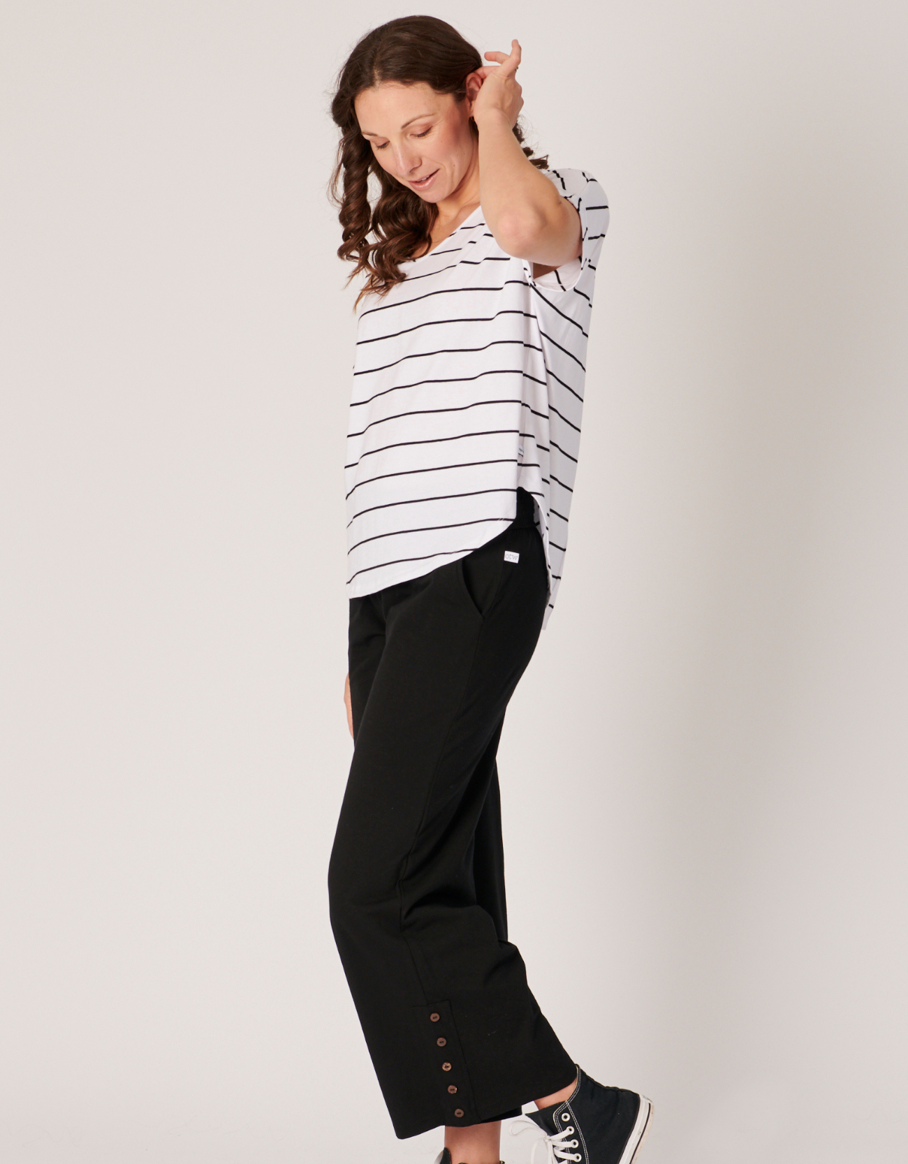 V-Neck Curve Hem Tee-White/Black Stripe